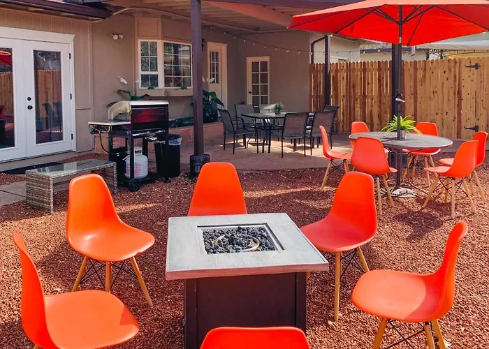 Hot Tub & Fire Pit: Oasis! Holiday home